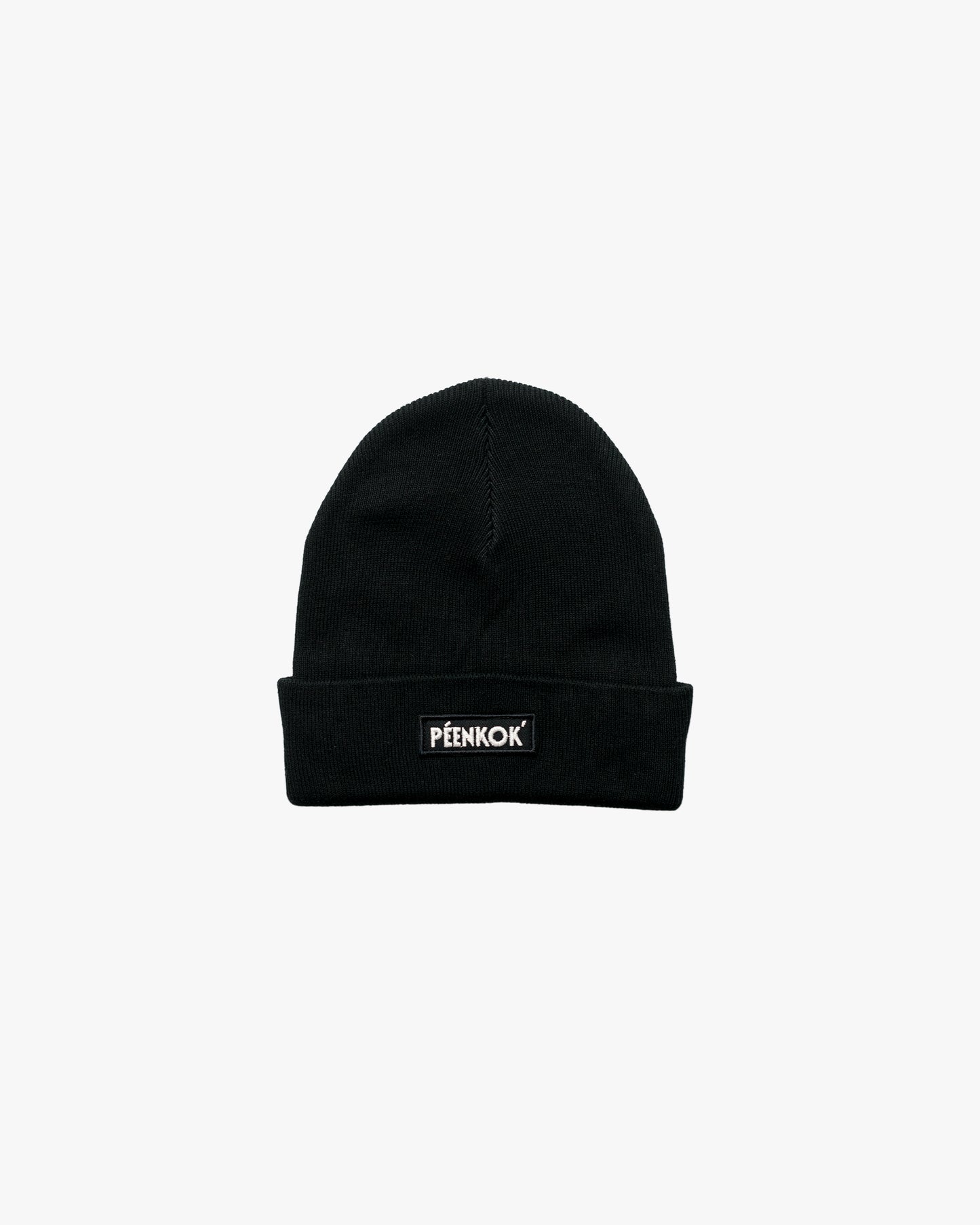 PÉENKOK’ | ORGANIC COTTON BEANIE BLACK WITH A WOVEN PATCH IN RECYCLED POLYESTER EMBROIDERY ON THE FRONT