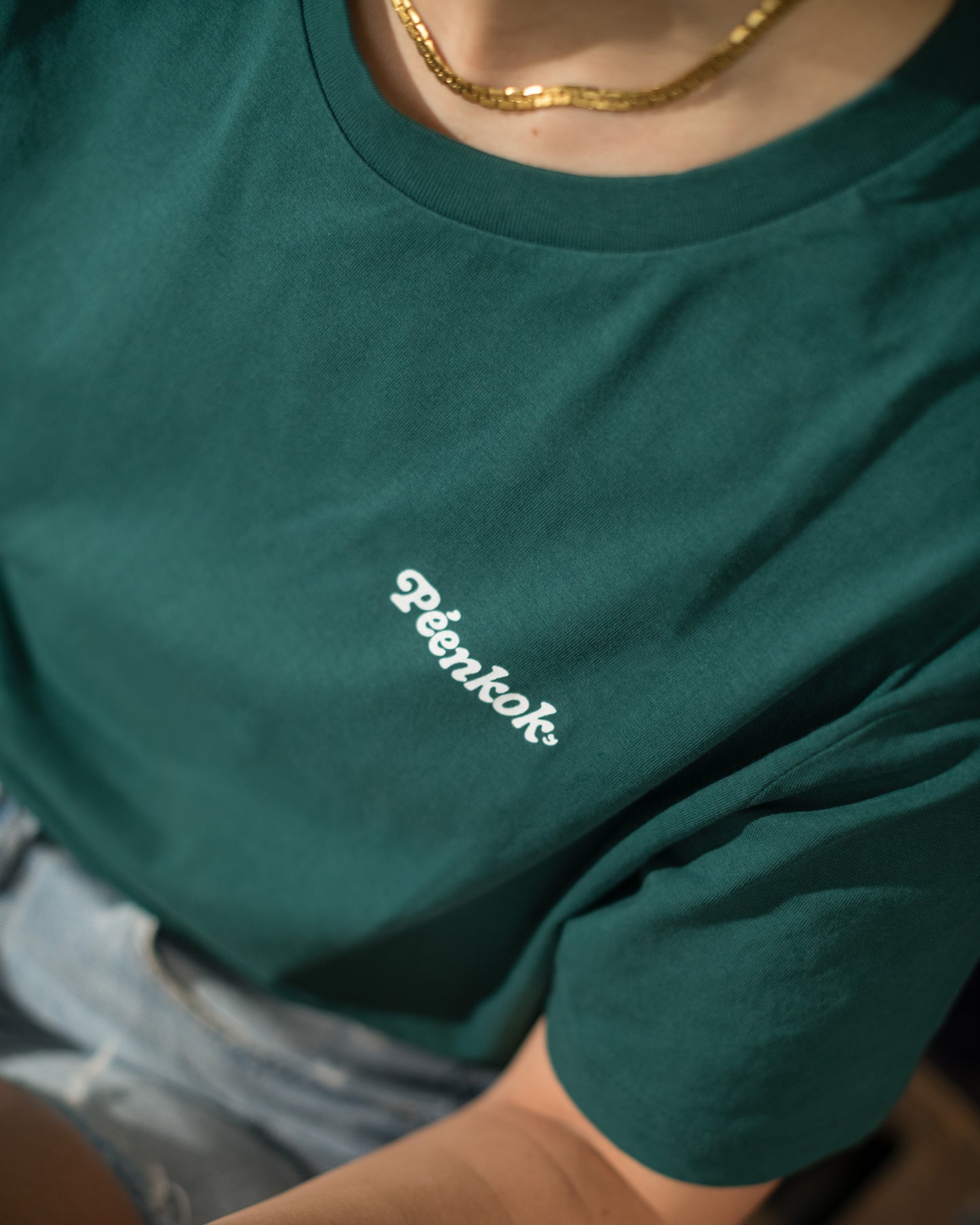 PÉENKOK' | GREEN ORGANIC COTTON SUSTAINABLE FASHION TEE WORN BY A WOMAN 