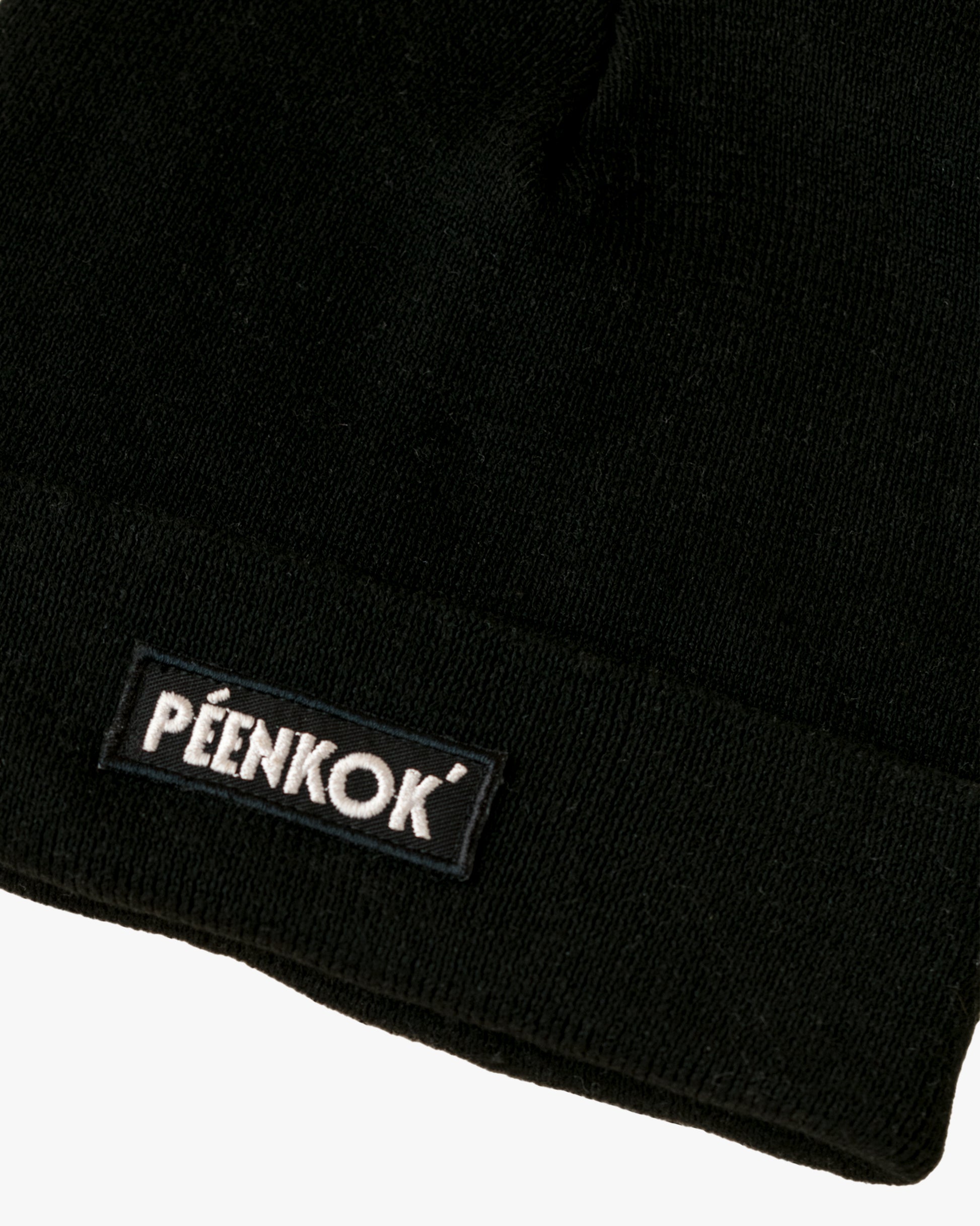 PÉENKOK’ | ORGANIC COTTON BEANIE BLACK WITH A WOVEN PATCH IN RECYCLED POLYESTER EMBROIDERY ON THE FRONT